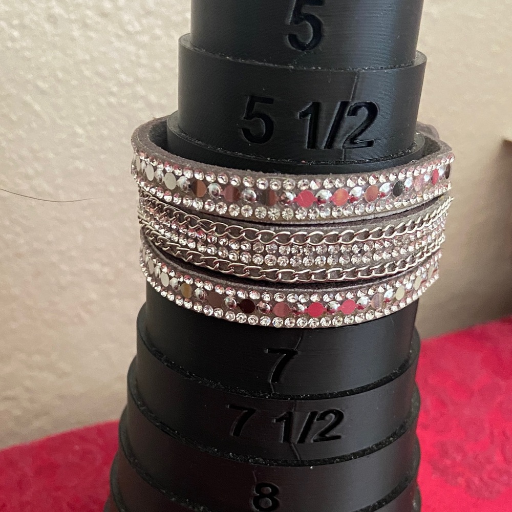 5/$10❤️❤️❤️NEW Gray Vegan Leather & Crystal Snap Bracelet